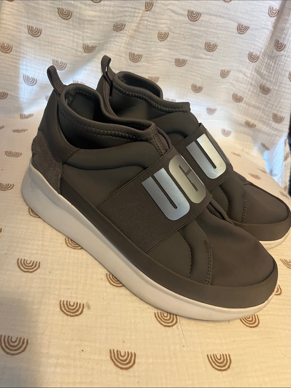 UGG 1095097 Women’s Slip-On Sneakers in Dark Gray with White Sole size 6.5